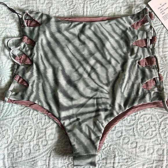 NWT acacia - Picture 2 of 4